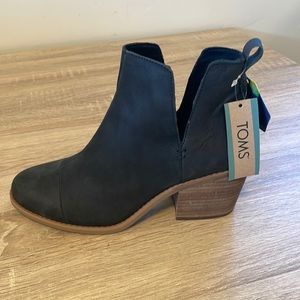 Everly black leather cutout